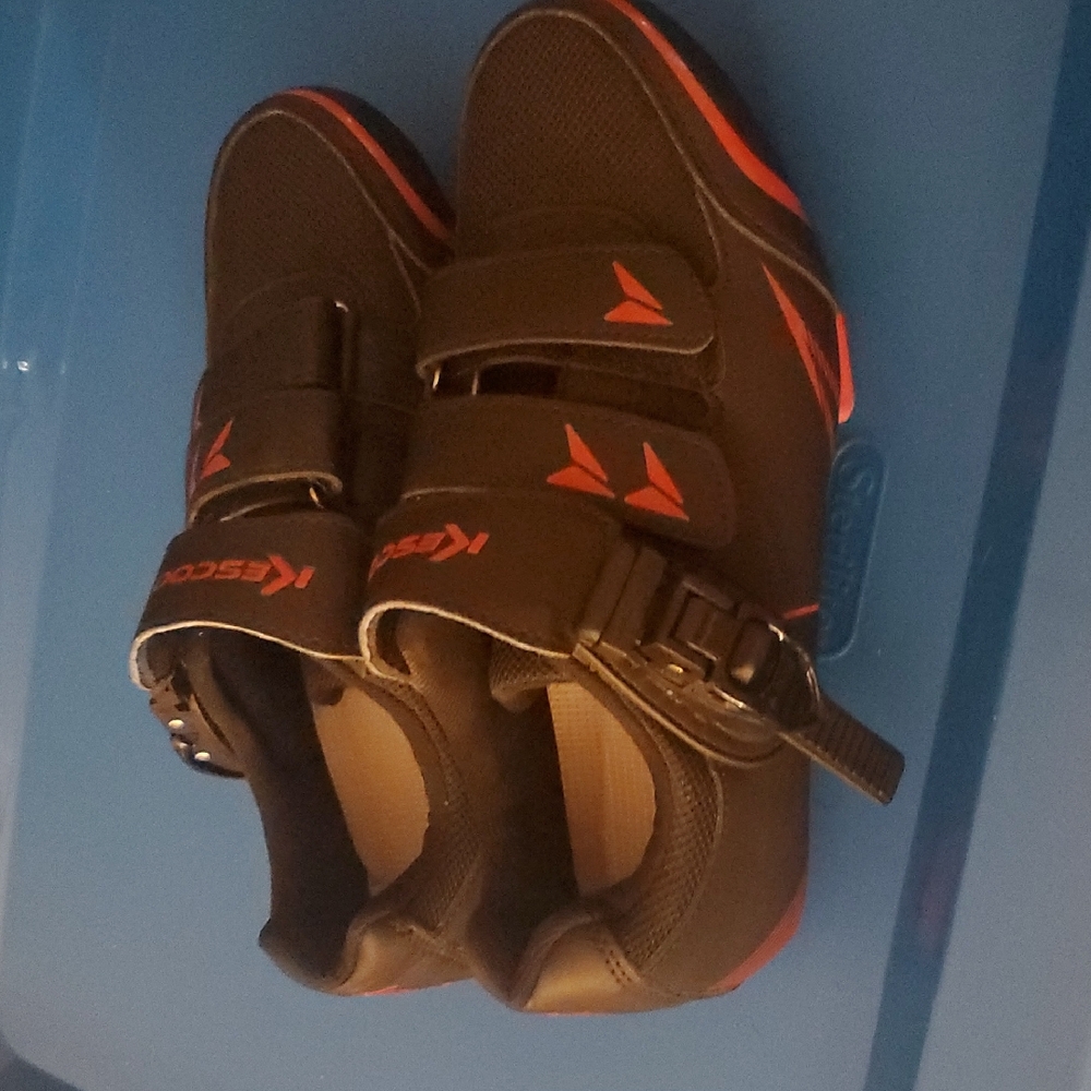 Black and Red Cycling Shoes Wm Sz 6.5 /Men Sz 4.5 eu sz38